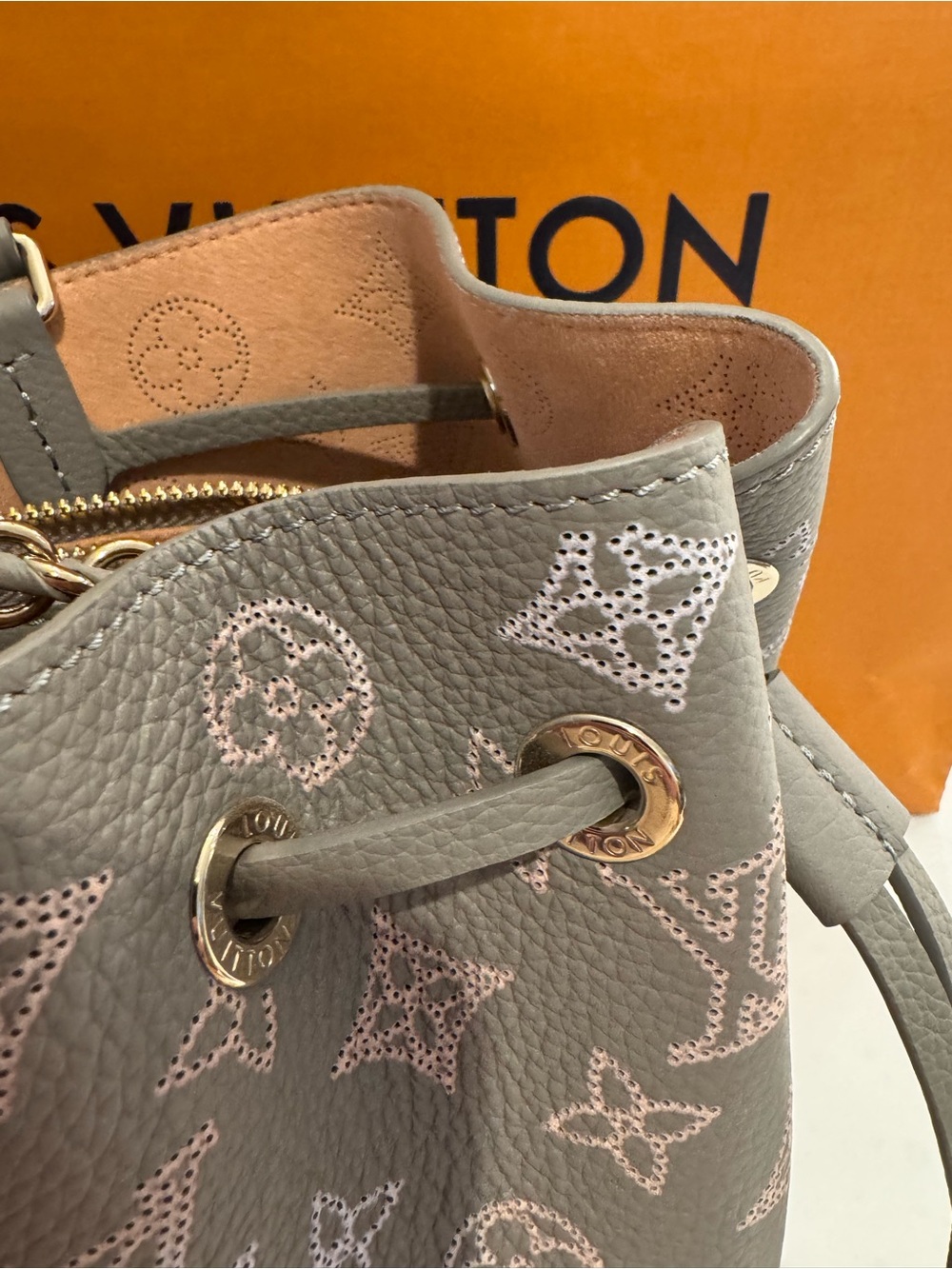 Louis Vuitton Mahina Bella Tote Flight Mode M23395 Authentic - Picture 4 of 11